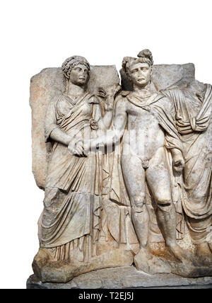 Römische Sebasteion Relief von Kaiser Claudius und Agrippina, Afrodisias Museum, Aphrodisias, Türkei. Vor einem weißen Hintergrund. Claudius Stockfoto