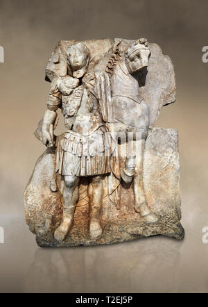 Römische Sebasteion Relief eines kaiserlichen Prinzen als Diokouros, der Sohn des Zeus, Afrodisias Museum, Aphrodisias, Türkei. Gegen eine Art Hintergrund Stockfoto