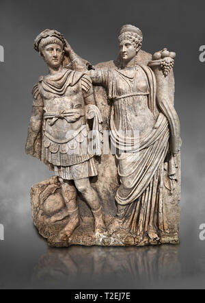 Römische Sebasteion Relief von Kaiser Nero, gekrönt von Agrippina, Afrodisias Museum, Aphrodisias, Türkei. Vor grauem Hintergrund. Ein Stockfoto