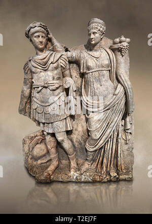 Römische Sebasteion Relief von Kaiser Nero, gekrönt von Agrippina, Afrodisias Museum, Aphrodisias, Türkei. Gegen eine Art Hintergrund. Ein Stockfoto