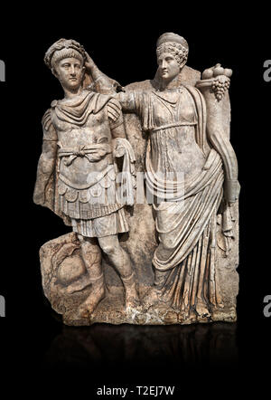 Römische Sebasteion Relief von Kaiser Nero, gekrönt von Agrippina, Afrodisias Museum, Aphrodisias, Türkei. Vor einem schwarzen Hintergrund. Stockfoto