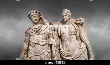 Nahaufnahme des Römischen Sebasteion Relief von Kaiser Nero, gekrönt von Agrippina, Afrodisias Museum, Aphrodisias, Türkei. Agrippina Kronen Stockfoto