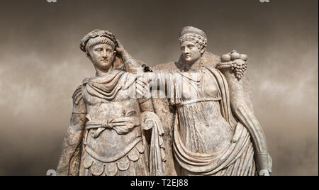 Nahaufnahme des Römischen Sebasteion Relief von Kaiser Nero, gekrönt von Agrippina, Afrodisias Museum, Aphrodisias, Türkei. Gegen eine Kunst ba Stockfoto