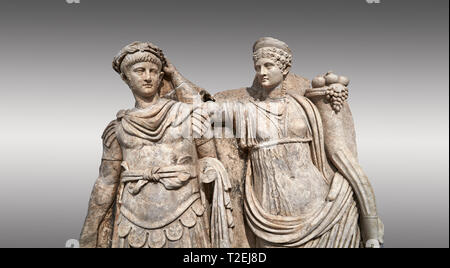 Nahaufnahme des Römischen Sebasteion Relief von Kaiser Nero, gekrönt von Agrippina, Afrodisias Museum, Aphrodisias, Türkei. Agrippina Kronen Stockfoto