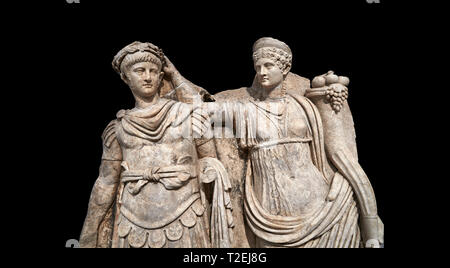 Nahaufnahme des Römischen Sebasteion Relief von Kaiser Nero, gekrönt von Agrippina, Afrodisias Museum, Aphrodisias, Türkei. Vor einem Schwarzen Stockfoto