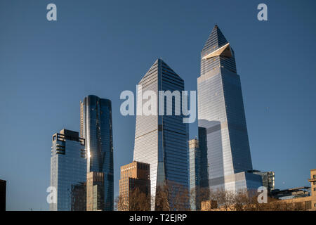 10 Hudson Yards, Mitte, 30 Hudson Yards, rechts, und andere Entwicklung rund um die Hudson Yards in New York am Samstag, 23. März 2019. (© Richard B. Levine) Stockfoto