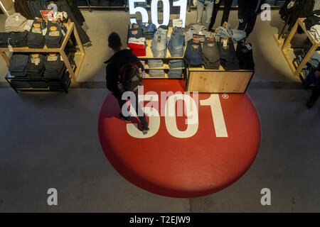 501 Style jeans Anzeige in der Levi Strauss und Co. Flagship Store in Times Square in New York am Dienstag, 19. März 2019 im Voraus ihre Börsengang später in der Woche. (© Richard B. Levine) Stockfoto