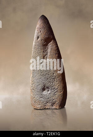 Ende der Europäischen Jungsteinzeit prähistorischen Menhir Standing Stone, die eine stehende Figur darstellt. Aus bau Carradore III Ort, Laconi ausgegraben. Menhir M Stockfoto