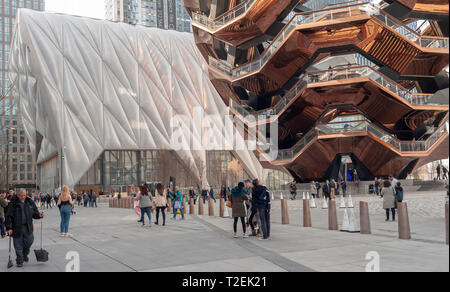 Touristen, die sich in der Plaza von Hudson Yards pass" der Halle "Kunst Raum, Links, wie die Arbeiter bereiten Sie sie für seine Öffnung, am Samstag, dem 30. März 2019. (Â© Richard B. Levine) Stockfoto