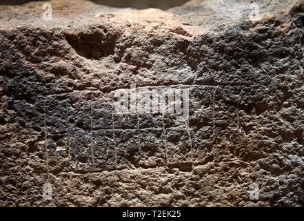 Ende der Europäischen Jungsteinzeit prähistorischen Menhir Standing Stone mit Schnitzereien auf seinem Gesicht. Von Paule Luturru Ort, Samugheo ausgegraben. Menhir Museum, Stockfoto