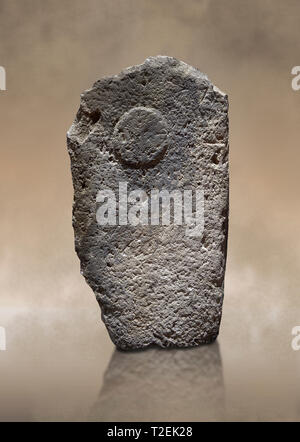 Ende der Europäischen Jungsteinzeit prähistorischen Menhir Standing Stone mit Schnitzereien auf seinem Gesicht. Menhir Museum, das Museo della Statuaria Prehistorica in Sardeg Stockfoto