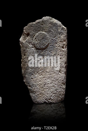 Ende der Europäischen Jungsteinzeit prähistorischen Menhir Standing Stone mit Schnitzereien auf seinem Gesicht. Menhir Museum, das Museo della Statuaria Prehistorica in Sardeg Stockfoto