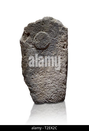 Ende der Europäischen Jungsteinzeit prähistorischen Menhir Standing Stone mit Schnitzereien auf seinem Gesicht. Menhir Museum, das Museo della Statuaria Prehistorica in Sardeg Stockfoto