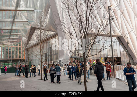 Touristen, die sich in der Plaza von Hudson Yards pass" der Halle "Kunst Raum als Arbeiter für seine Öffnung, am Samstag gesehen vorbereiten, 30. März 2019. (© Richard B. Levine) Stockfoto