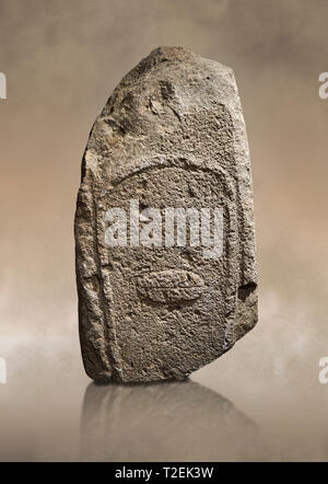 Ende der Europäischen Jungsteinzeit prähistorischen Menhir Standing Stone mit Schnitzereien auf seinem Gesicht. Von angehäuft VII, Allai ausgegraben. Menhir Museum, das Museo del Stockfoto