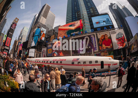 Horden von Touristen gawk Am 1958 Lockheed Constellation Jet am Times Square in New York am Sonntag, 24. März 2019. Der Jet, der den Spitznamen "Connie" wurde abgestellt, ohne seine Flügel, als Förderung für den Mai 15 Eröffnung der TWA Hotel in der renovierten TWA-Terminal in JFK Flughafen, wo die renovierte Jet wird als Aufenthaltsraum dienen. (© Richard B. Levine) Stockfoto