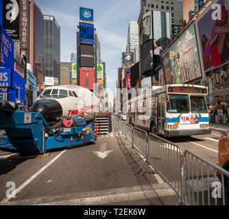 Ein 1958 Lockheed Constellation Jet, links, am Times Square in New York am Sonntag, 24. März 2019. Der Jet, der den Spitznamen "Connie" wurde abgestellt, ohne seine Flügel, als Förderung für den Mai 15 Eröffnung der TWA Hotel in der renovierten TWA-Terminal in JFK Flughafen, wo die renovierte Jet wird als Aufenthaltsraum dienen. (Â© Richard B. Levine) Stockfoto