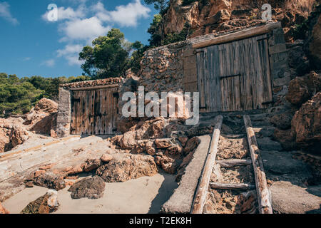 Cala Salada Fischerboot Hütten in Ibiza Stockfoto