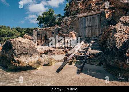 Cala Salada Fischerboot Hütten in Ibiza Stockfoto