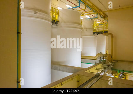 Natriumhypochlorit Lagerung und Dispersion Tanks der George W. Kuhn Kläranlage in Madison Heights, Michigan, USA. Stockfoto