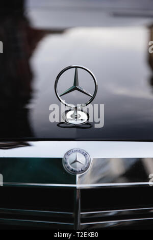 RIGA, Lettland - 28. AUGUST 2018: Die Mercedes-Benz S-Klasse W221. Redaktionelle Fotos - Sommer Stockfoto