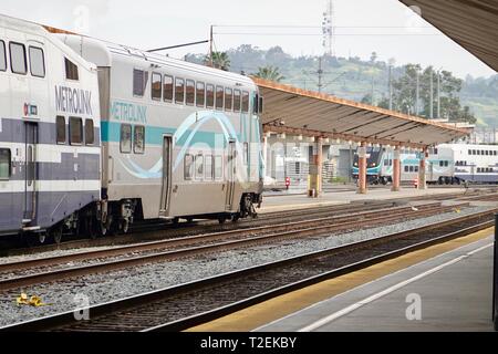 Metrolink Bahnhof Autos, Transport für die größere LA, an der Union Station, Los Angeles, Kalifornien, USA. Stockfoto