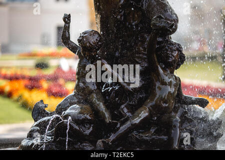 RIGA, Lettland - 28. AUGUST 2018: Brunnen die Nymphe im Park in der Nähe der National Opera - Sommer Stockfoto