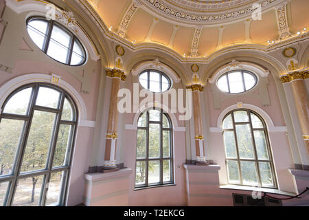 RIGA, Lettland - 28. AUGUST 2018: die riesigen deckenhohen Fenstern des Lettischen Nationalen Museum der Künste - helle Sommer Stockfoto