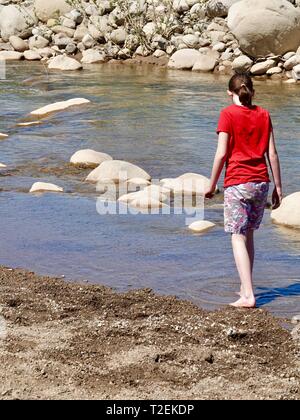 Zwölf Jahre altes Mädchen spielen durch die Ventura Fluss in Ojai, Kalifornien, USA Stockfoto