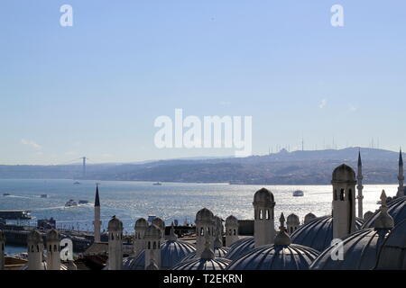 Osmanische Architektur Moschee Kuppeln und Blick auf den Bosporus Istanbul Stockfoto