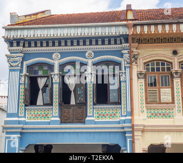 Bunte Peranakan Reihenhäuser mit instagrammers auf Koon Seng Road, Joo Chiat, Geylang, Singapur beliebt. Stockfoto