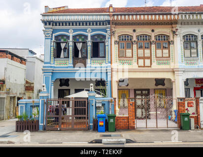 Bunte Peranakan Reihenhäuser mit instagrammers auf Koon Seng Road, Joo Chiat, Geylang, Singapur beliebt. Stockfoto
