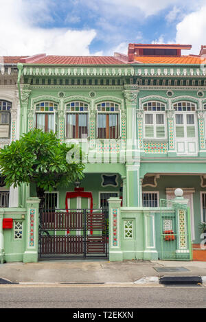Bunte Peranakan Reihenhäuser mit instagrammers auf Koon Seng Road, Joo Chiat, Geylang, Singapur beliebt. Stockfoto