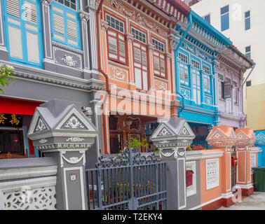Bunte Peranakan Reihenhäuser mit instagrammers auf Koon Seng Road, Joo Chiat, Geylang, Singapur beliebt. Stockfoto