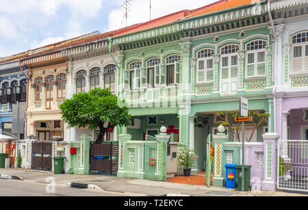 Bunte Peranakan Reihenhäuser mit instagrammers auf Koon Seng Road, Joo Chiat, Geylang, Singapur beliebt. Stockfoto
