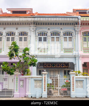 Bunte Peranakan Reihenhäuser mit instagrammers auf Koon Seng Road, Joo Chiat, Geylang, Singapur beliebt. Stockfoto