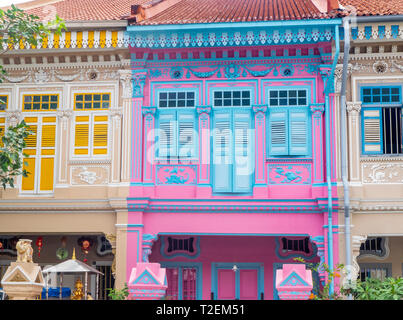 Bunte Peranakan Reihenhäuser mit instagrammers auf Koon Seng Road, Joo Chiat, Geylang, Singapur beliebt. Stockfoto