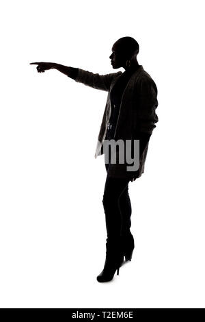 Schwarze weibliche Afrikanische amerikanische Modell Silhouette auf einem weißen Hintergrund. Sie stellt sich nach vorn zeigen Stockfoto