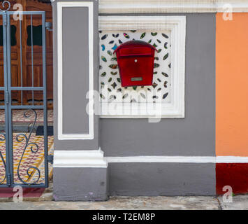 Roten Briefkasten an der vorderen Wand der Peranakan Terrasse Haus auf Koon Seng Road, Joo Chiat, Geylang, Singapur. Stockfoto