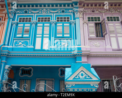 Bunte Peranakan Reihenhäuser mit instagrammers auf Koon Seng Road, Joo Chiat, Geylang, Singapur beliebt. Stockfoto