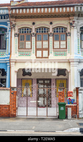 Bunte Peranakan Reihenhäuser mit instagrammers auf Koon Seng Road, Joo Chiat, Geylang, Singapur beliebt. Stockfoto