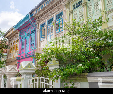 Bunte Peranakan Reihenhäuser mit instagrammers auf Koon Seng Road, Joo Chiat, Geylang, Singapur beliebt. Stockfoto