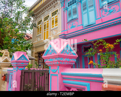 Bunte Peranakan Reihenhäuser mit instagrammers auf Koon Seng Road, Joo Chiat, Geylang, Singapur beliebt. Stockfoto