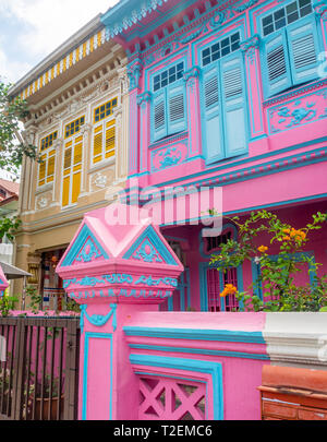 Bunte Peranakan Reihenhäuser mit instagrammers auf Koon Seng Road, Joo Chiat, Geylang, Singapur beliebt. Stockfoto