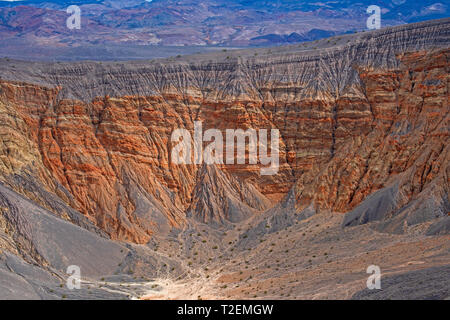 Bunte Schroffe Felsen der Ubehebe Crater im Death Valley National Park in Kalifornien Stockfoto
