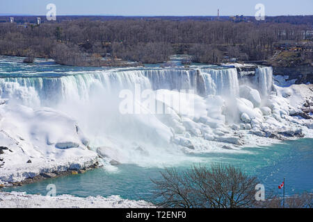 Aussicht auf die Amerikanischen Wasserfälle in Niagara Falls im Winter mit gefrorenem Eis und Schnee in der Niagara River Stockfoto