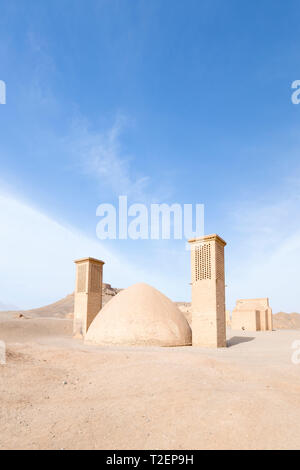 Wasserzisterne und wind Türme an Dakmeh-ye Zartoshtiyu Komplex, in der Nähe von Yazd, Iran Stockfoto