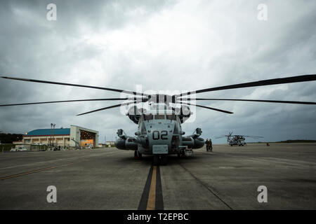 Ein U.S. Marine Corps CH-53 Super Hengst Hubschrauber, um Marine schweren Helikopter Squadron 465 zugeordnet, bereitet sich für Take-off vom Flug Linie der Marine Corps Air Station Futenma, Okinawa, Japan, März 7, 2019 als Marine schweren Helikopter Squadron 465 der 6-Monats-Einheit Bereitstellung mit Marine Flugzeuge Gruppe 36, 1 Marine Flugzeugflügel geht zu Ende. HMH-465 in ihre Heimat in Marine Corps Air Station Miramar, Kalifornien zurückkehren werden. (U.S. Marine Corps Foto von Pfc. Ethan LeBlanc) Stockfoto