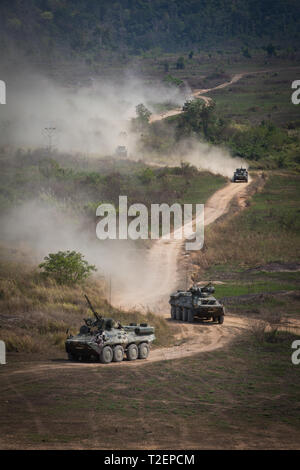 1. Marine Flugzeugflügel, 1st Battalion 4th Marines und 4. Tank Bataillon gemeinsame Live Fire Training mit Royal Thai Marines auf Lager Ban Chan Krem, Royal Königreich Thailand, Feb 16, 2019. Die gemeinsame Live Fire Training bestand aus Royal Thai und US Marine snipers, Artillerie, Leichte gepanzerte Fahrzeuge, Humvees und Infanterie unterstützen, demonstriert Stärke und Zusammenhalt während des Kampfes - wie Situationen als integrierte Kraft. Cobra Gold ist ein Thailand und United States co-sponsored Combined Joint Task Force und gemeinsame Theater Security Operation Übung mit bis zu 29 teilnehmenden Nationen durchgeführt. Stockfoto