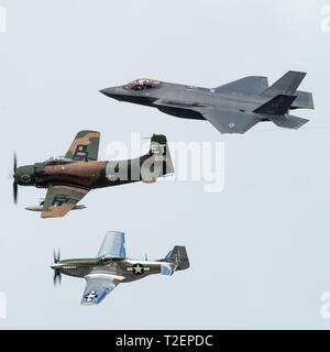 Eine F-35A Lightning II, Douglas A-1 Skyraider und P-51 Mustang fliegen alle fliegen in Formation als Teil eines Erbes Flug während der Melbourne für Luft- und Raumfahrt zeigen, 30. März 2019 in Melbourne, Fla. Das Heritage Flight Display das Fortschreiten der Luftfahrt der Geschichte unserer Nation Vitrinen und repräsentiert die Vergangenheit, die Gegenwart und die Zukunft der Luftwaffe Airpower. (U.S. Air Force Foto von älteren Flieger Alexander Koch) Stockfoto